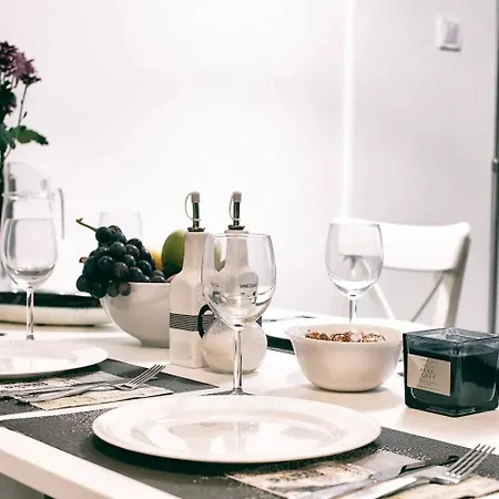 דירה 10 Seconds Away From The Main Street, Free Secured Parking