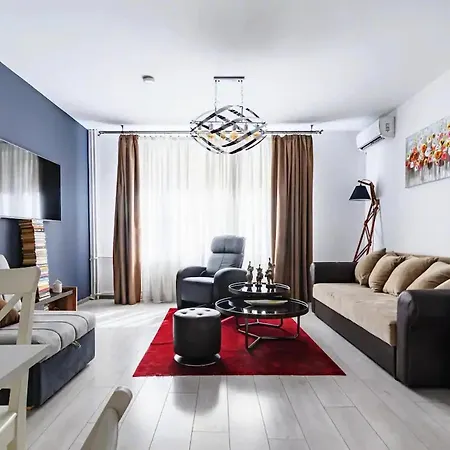Apartment 10 Seconds Away From The Main Street, Free Secured Parking *