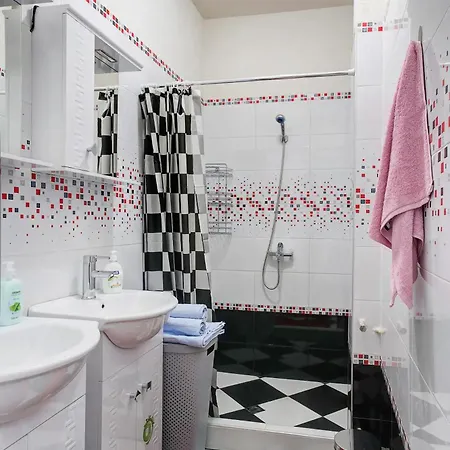 דירה 10 Seconds Away From The Main Street, Free Secured Parking