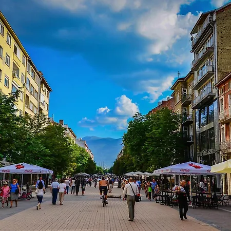 10 Seconds Away From The Main Street, Free Secured Parking *