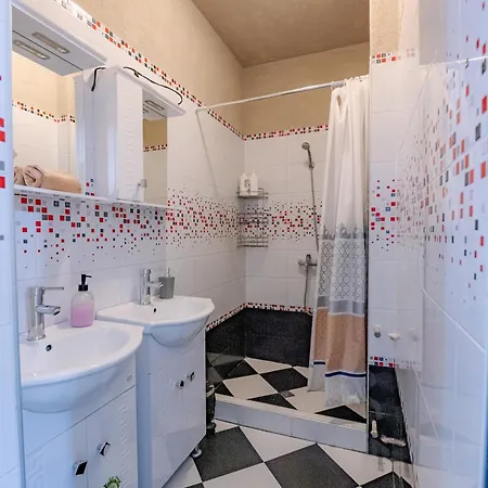 10 Seconds Away From The Main Street, Free Secured Parking *