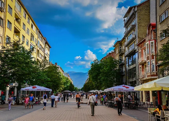 10 Seconds Away From The Main Street, Free Secured Parking *